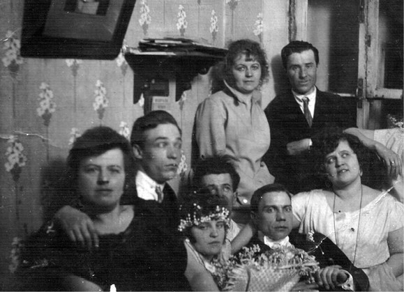 Иллюстрация к книге — Пассажиры колбасного поезда. Этюды к картине быта российского города. 1917-1991 [i_017.jpg]