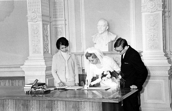 Иллюстрация к книге — Пассажиры колбасного поезда. Этюды к картине быта российского города. 1917-1991 [i_018.jpg]