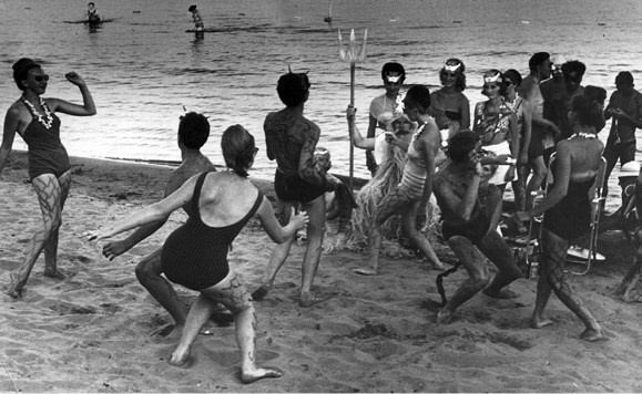 Иллюстрация к книге — Пассажиры колбасного поезда. Этюды к картине быта российского города. 1917-1991 [i_032.jpg]