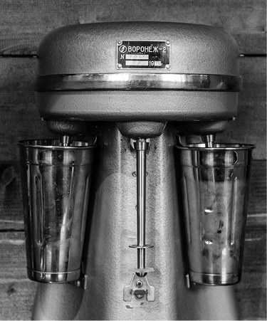 Иллюстрация к книге — Пассажиры колбасного поезда. Этюды к картине быта российского города. 1917-1991 [i_038.jpg]