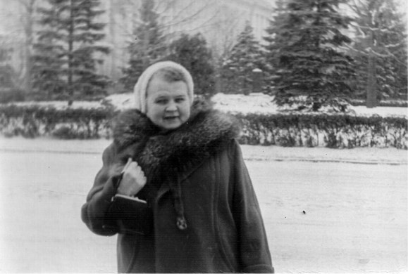 Иллюстрация к книге — Пассажиры колбасного поезда. Этюды к картине быта российского города. 1917-1991 [i_039.jpg]