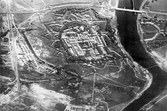 Иллюстрация к книге — Первый бронепоезд. От двинска до Кушки [c1_image008_resz.jpg]