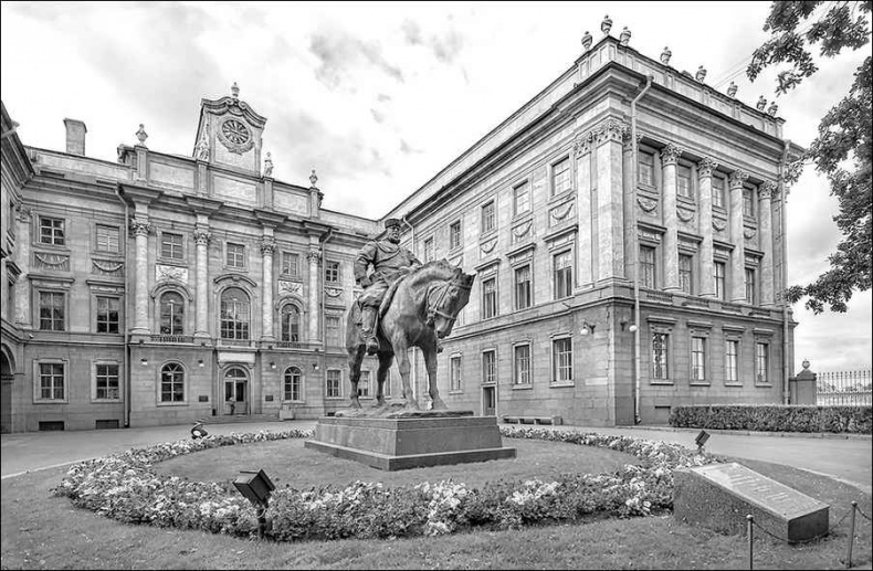 Иллюстрация к книге — Великие княгини и князья семьи Романовых [i_035.jpg]