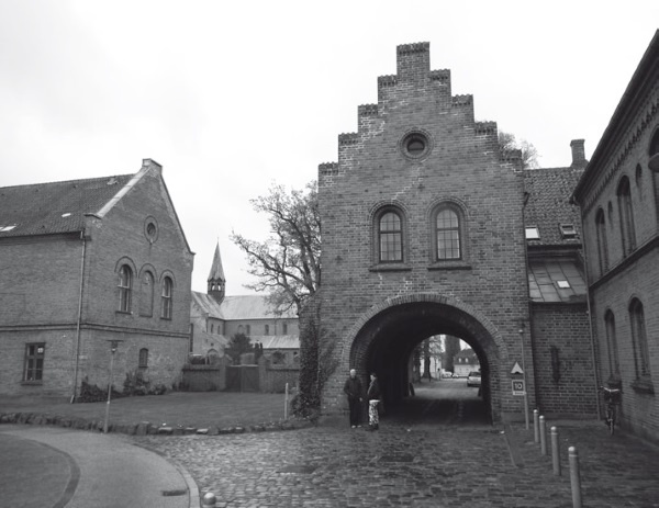 Иллюстрация к книге — Дом на хвосте паровоза. Путеводитель по Европе в сказках Андерсена [i_088.jpg]