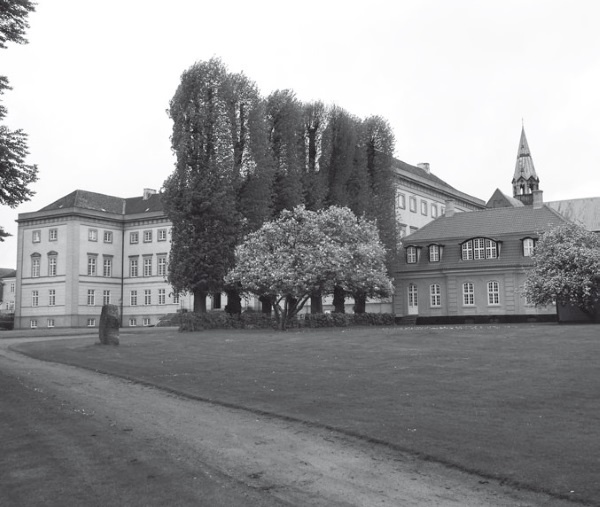 Иллюстрация к книге — Дом на хвосте паровоза. Путеводитель по Европе в сказках Андерсена [i_090.jpg]