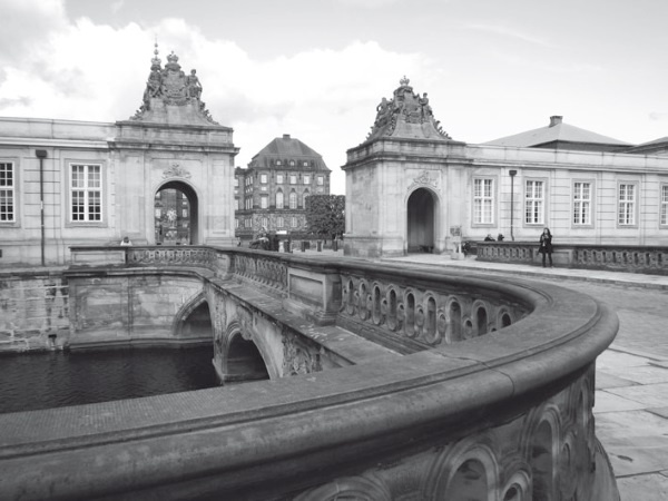 Иллюстрация к книге — Дом на хвосте паровоза. Путеводитель по Европе в сказках Андерсена [i_187.jpg]