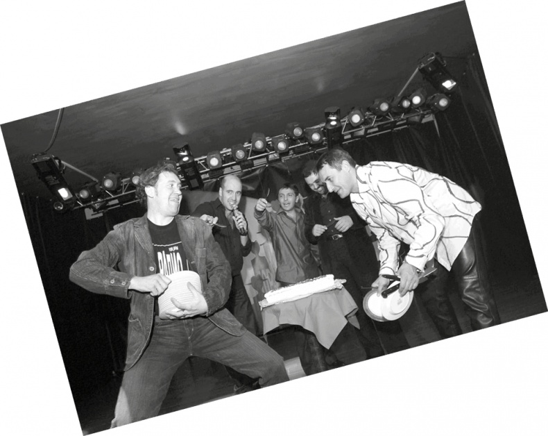 Иллюстрация к книге — Квартет Я. Как создавался самый смешной театр страны [i_017.jpg]