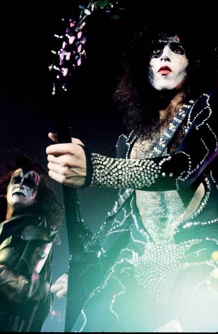 Иллюстрация к книге — KISS. Лицом к музыке: срывая маску [i_040.jpg]