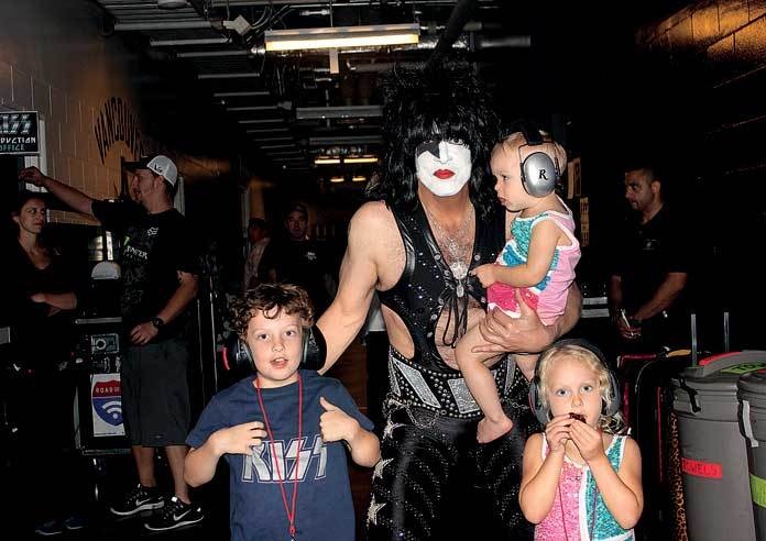 Иллюстрация к книге — KISS. Лицом к музыке: срывая маску [i_058.jpg]