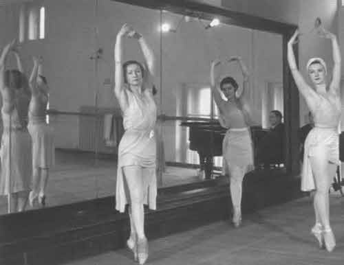 Иллюстрация к книге — Галина Уланова [i_032.jpg]