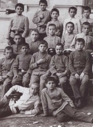 Иллюстрация к книге — Маяковский. Трагедия-буфф в шести действиях [i_012.jpg]