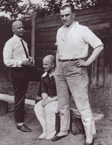 Иллюстрация к книге — Маяковский. Трагедия-буфф в шести действиях [i_046.jpg]