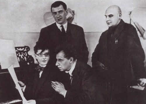 Иллюстрация к книге — Маяковский. Трагедия-буфф в шести действиях [i_048.jpg]