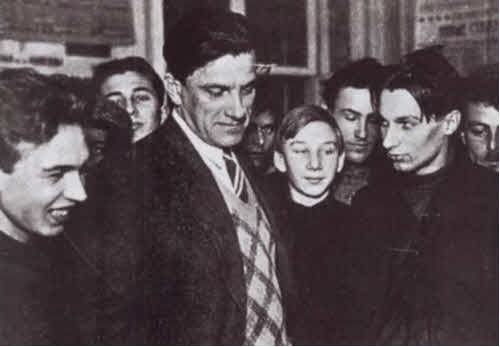 Иллюстрация к книге — Маяковский. Трагедия-буфф в шести действиях [i_054.jpg]