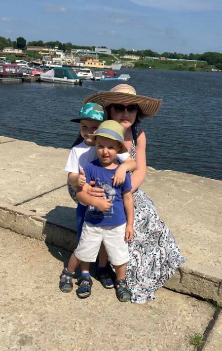 Иллюстрация к книге — Счастлива без рук. Реальная история любви и зверства [i_006.jpg]