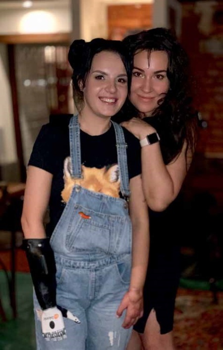 Иллюстрация к книге — Счастлива без рук. Реальная история любви и зверства [i_029.jpg]