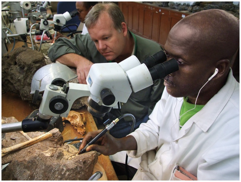 Иллюстрация к книге — Почти человек [i_026.jpg]