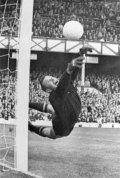 Иллюстрация к книге — Лев Яшин. Вратарь моей мечты [i_007.jpg]