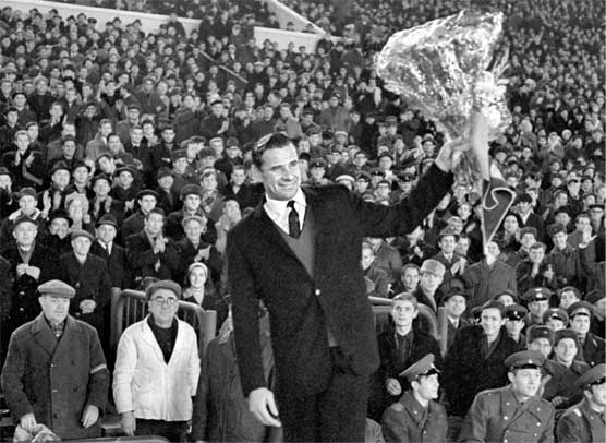 Иллюстрация к книге — Лев Яшин. Вратарь моей мечты [i_016.jpg]