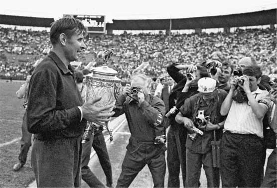 Иллюстрация к книге — Лев Яшин. Вратарь моей мечты [i_017.jpg]