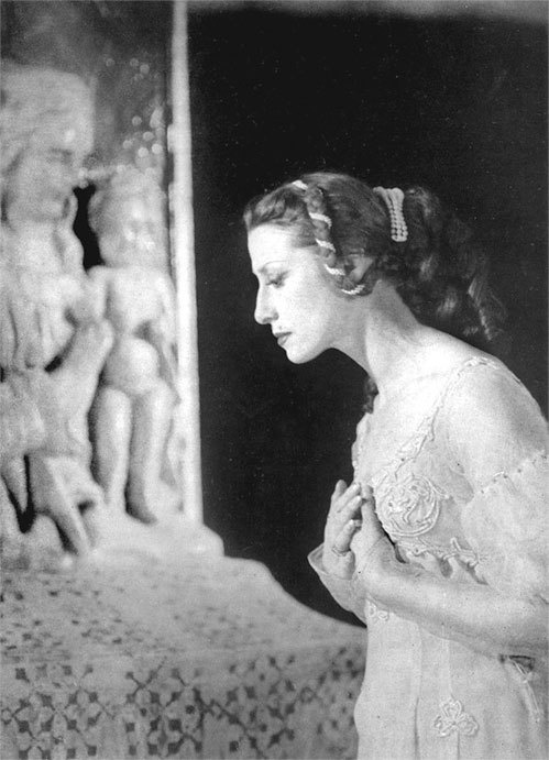 Иллюстрация к книге — Майя Плисецкая. Богиня русского балета [i_031.jpg]