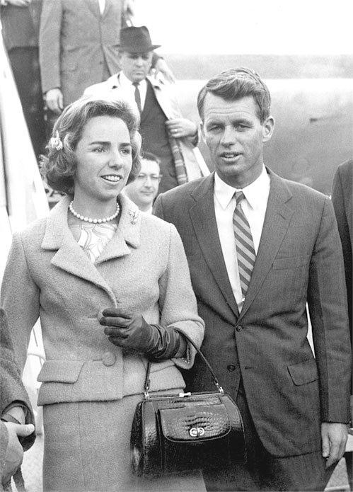 Иллюстрация к книге — Майя Плисецкая. Богиня русского балета [i_033.jpg]