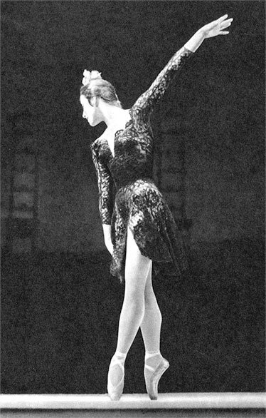 Иллюстрация к книге — Майя Плисецкая. Богиня русского балета [i_037.jpg]