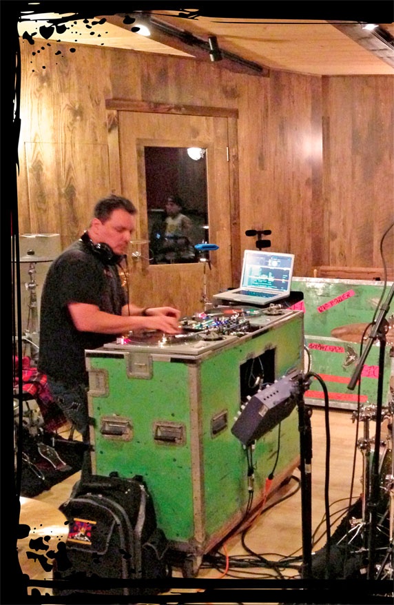 Иллюстрация к книге — Между панк-роком и смертью [i_009.jpg]