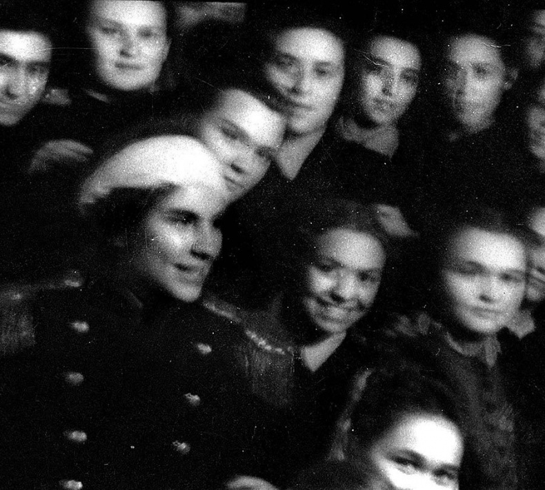 Иллюстрация к книге — Я медленно открыла эту дверь [i_020.jpg]