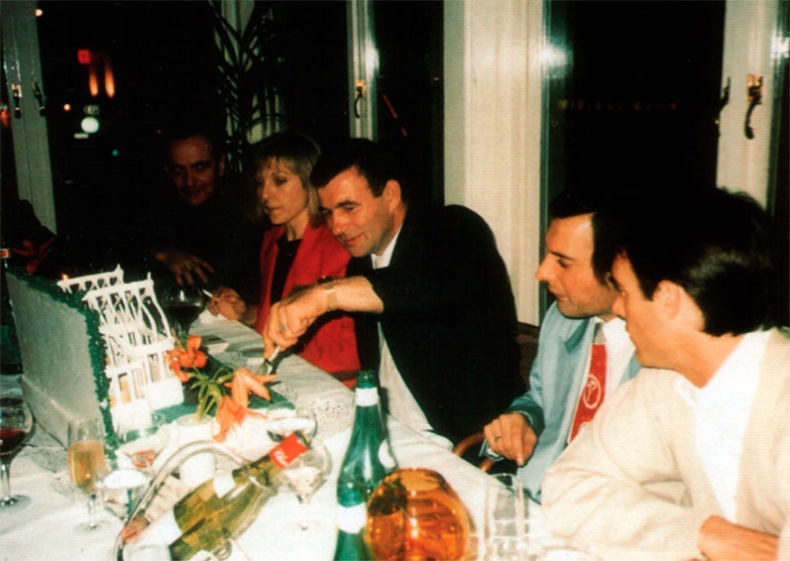 Иллюстрация к книге — Меркьюри и я. Богемская рапсодия, любовь и котики [i_037.jpg]