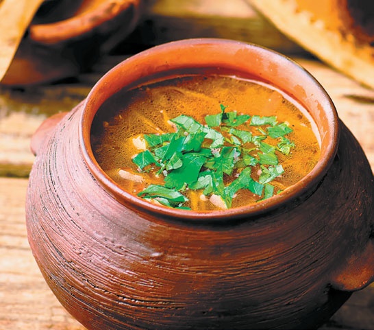 Иллюстрация к книге — Деревенская кухня. Простые и вкусные блюда в сковороде и горшочке [i_002.jpg]