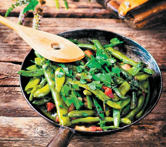 Иллюстрация к книге — Деревенская кухня. Простые и вкусные блюда в сковороде и горшочке [i_017.jpg]