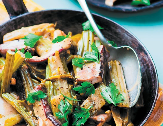 Иллюстрация к книге — Деревенская кухня. Простые и вкусные блюда в сковороде и горшочке [i_033.jpg]