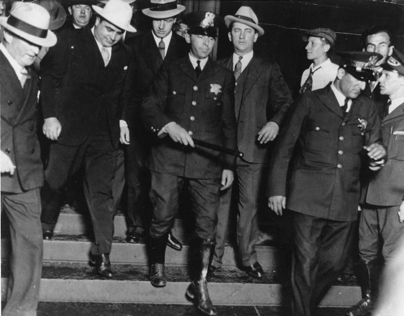 Иллюстрация к книге — Мистер Капоне [i_012.jpg]