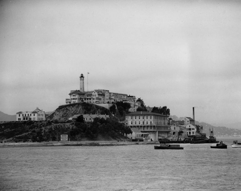 Иллюстрация к книге — Мистер Капоне [i_017.jpg]