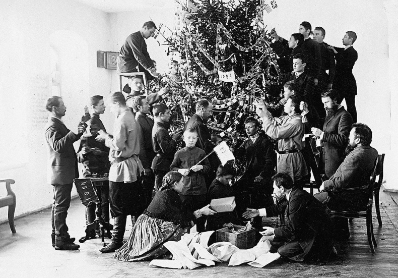 Иллюстрация к книге — Новый год в России. История праздника [i_001.jpg]