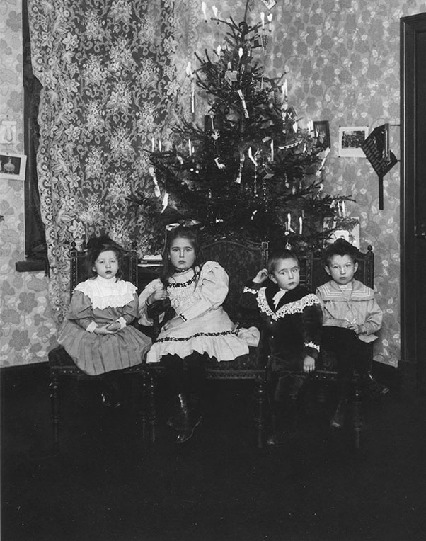 Иллюстрация к книге — Новый год в России. История праздника [i_041.jpg]