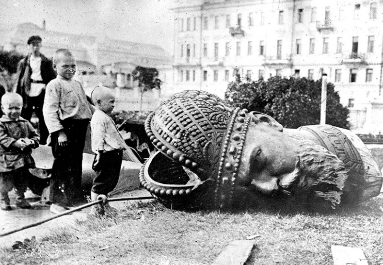 Иллюстрация к книге — Новый год в России. История праздника [i_130.jpg]