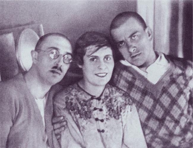 Иллюстрация к книге — Лиля Брик: Её Лиличество на фоне Люциферова века [i_034.jpg]