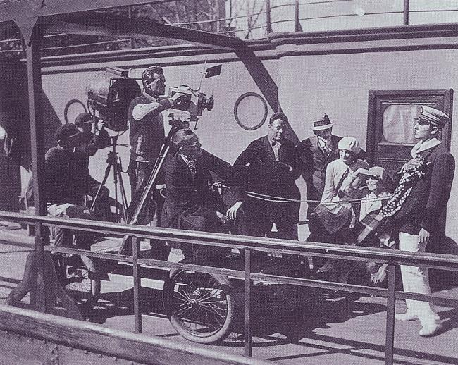 Иллюстрация к книге — Лиля Брик: Её Лиличество на фоне Люциферова века [i_038.jpg]