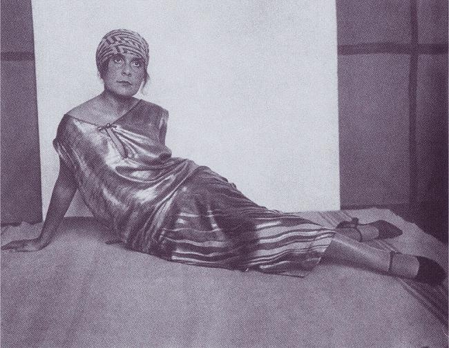 Иллюстрация к книге — Лиля Брик: Её Лиличество на фоне Люциферова века [i_040.jpg]