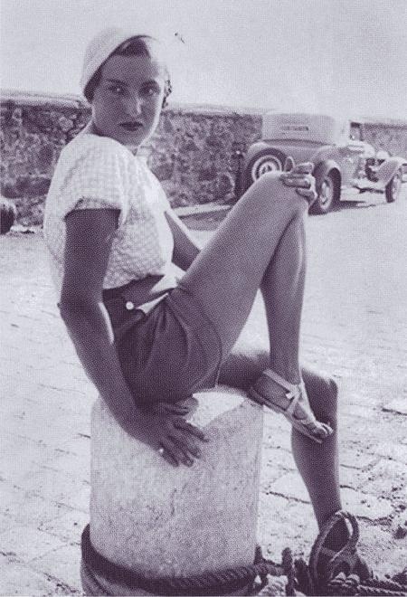 Иллюстрация к книге — Лиля Брик: Её Лиличество на фоне Люциферова века [i_043.jpg]