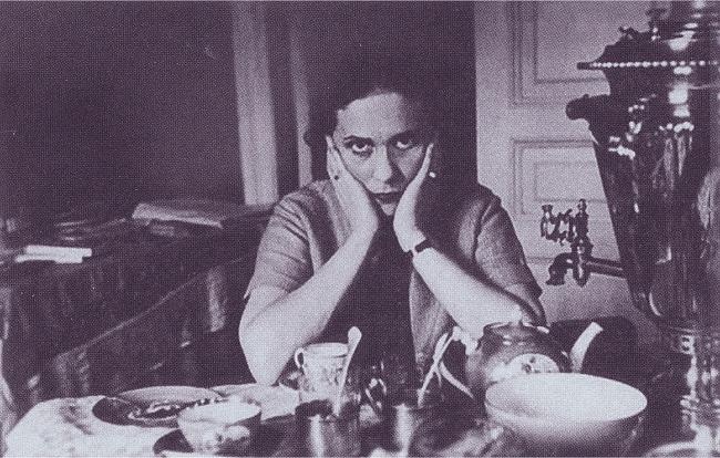 Иллюстрация к книге — Лиля Брик: Её Лиличество на фоне Люциферова века [i_047.jpg]