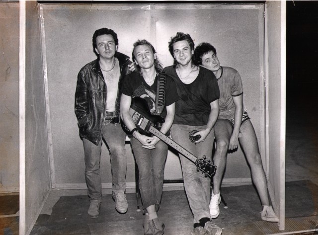 Иллюстрация к книге — Чайф. Рок-н-ролл это мы! Семейная сага [i_013.jpg]