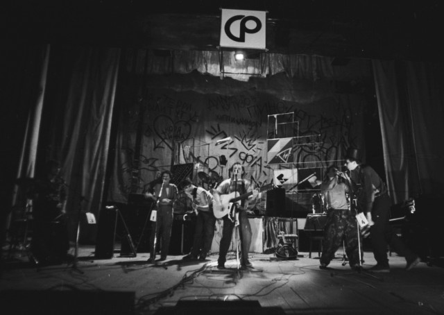 Иллюстрация к книге — Чайф. Рок-н-ролл это мы! Семейная сага [i_016.jpg]