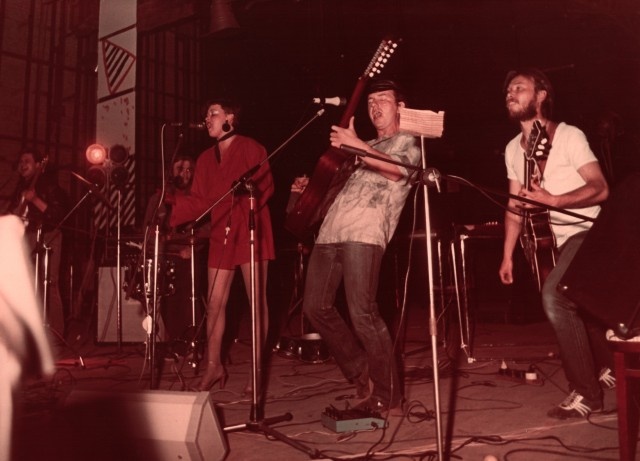 Иллюстрация к книге — Чайф. Рок-н-ролл это мы! Семейная сага [i_018.jpg]