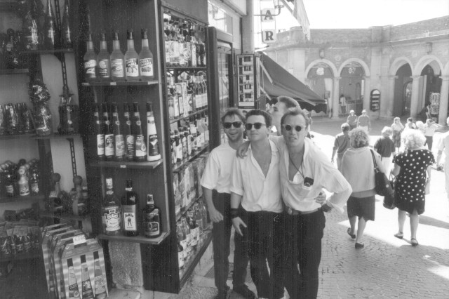 Иллюстрация к книге — Чайф. Рок-н-ролл это мы! Семейная сага [i_031.jpg]