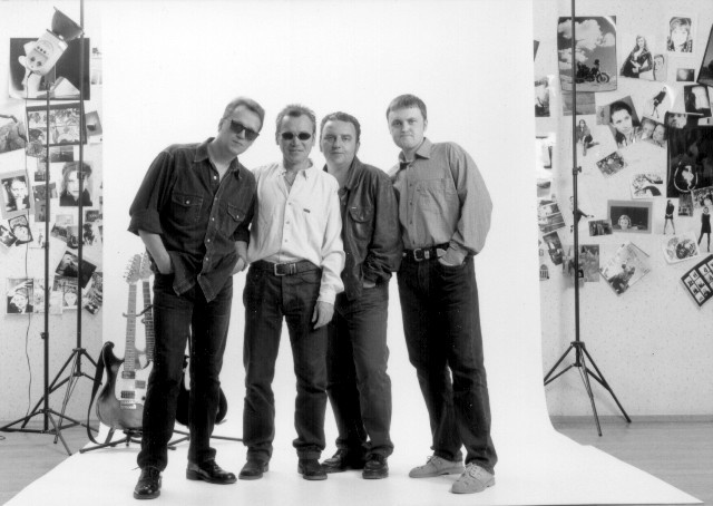 Иллюстрация к книге — Чайф. Рок-н-ролл это мы! Семейная сага [i_043.jpg]