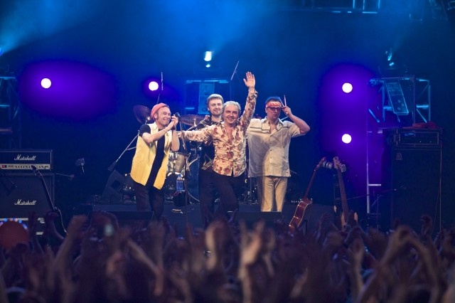 Иллюстрация к книге — Чайф. Рок-н-ролл это мы! Семейная сага [i_047.jpg]