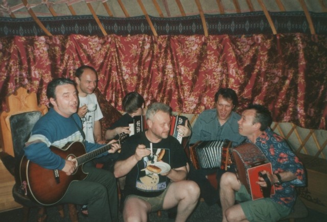 Иллюстрация к книге — Чайф. Рок-н-ролл это мы! Семейная сага [i_050.jpg]